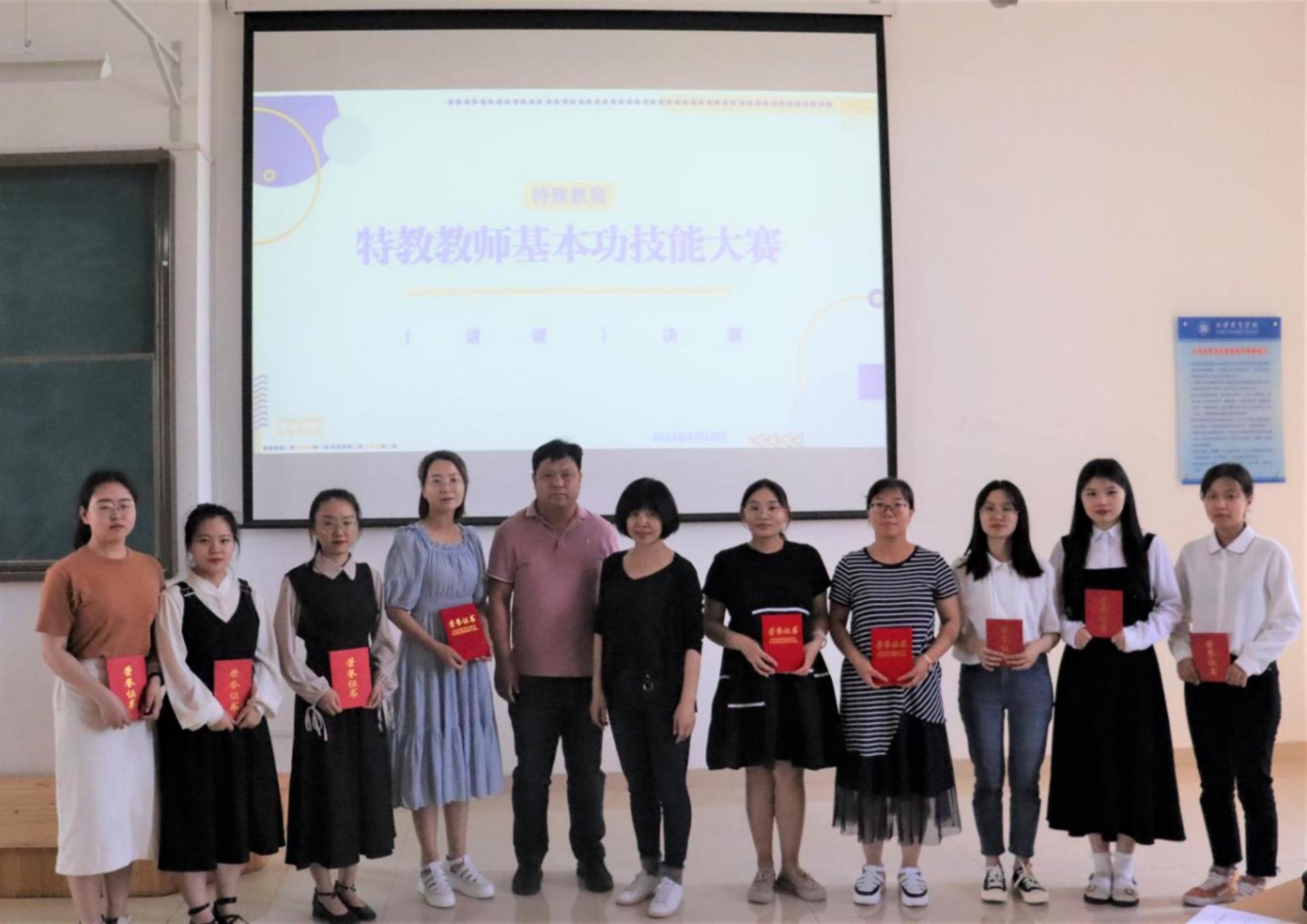 四位评委老师针对选手的表现进行客观评