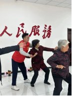 并为他们赠送长寿花