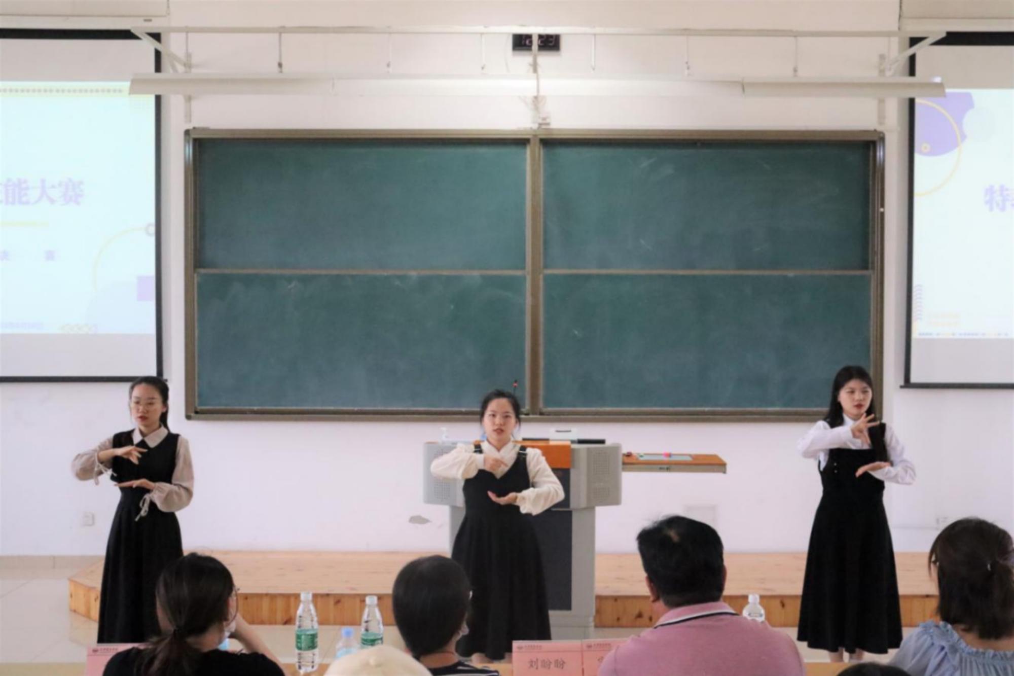 每一位参赛选手试讲结束
