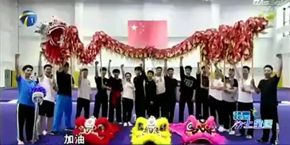 通过“舞龙者”之间的密切配合