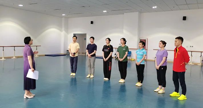 坚定“四个自信”